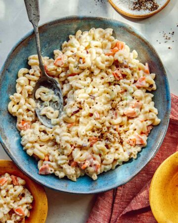 夏威夷风格在一碗通心粉沙拉碗附近。