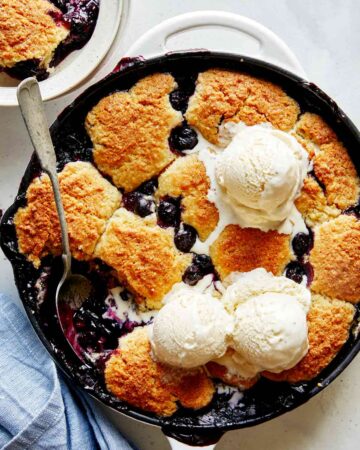 蓝莓鞋匠配方在冰淇淋上的锅。