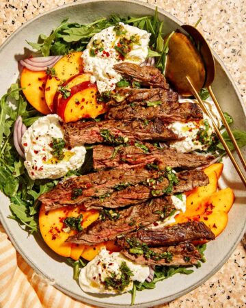 在一个盘烤牛排沙拉食谱。