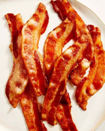 熟熏肉放在盘子上准备。