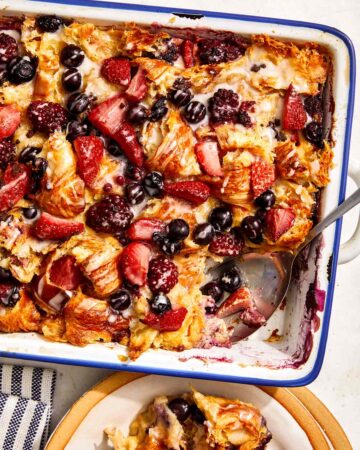 三重贝瑞面包布丁烤碟中挖出。