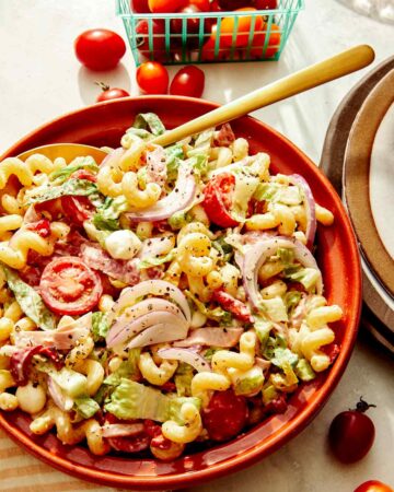 磨床通心粉沙拉用勺子在碗里。